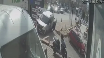 Kocaeli'nde meydana gelen kazada kamyon ile hafif ticari araç çarpıştı,