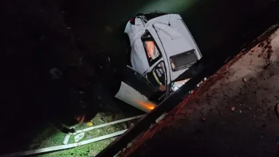 Hatay'ın Kırıkhan ilçesinde sulama kanalına uçan bir otomobilin sürücüsü yaralandı.