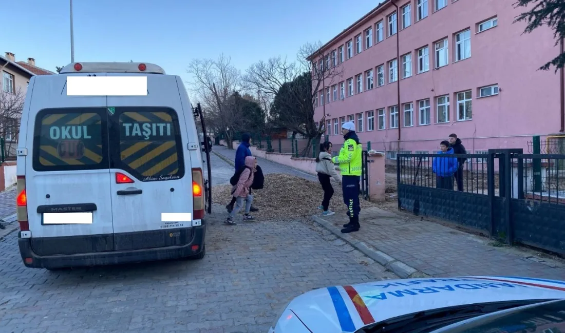 Kırklareli İl Jandarma Komutanlığı, okul servis araçlarını denetledi. Ekipler, emniyet