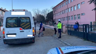 Kırklareli İl Jandarma Komutanlığı, okul servis araçlarını denetledi. Ekipler, emniyet