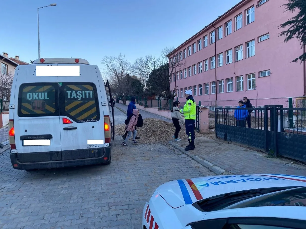 Kırklareli İl Jandarma Komutanlığı, okul servis araçlarını denetledi. Ekipler, emniyet