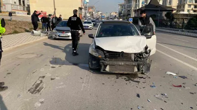 Kocaeli'nin Körfez ilçesinde iki aracın çarpıştığı kazada bir kişi hafif