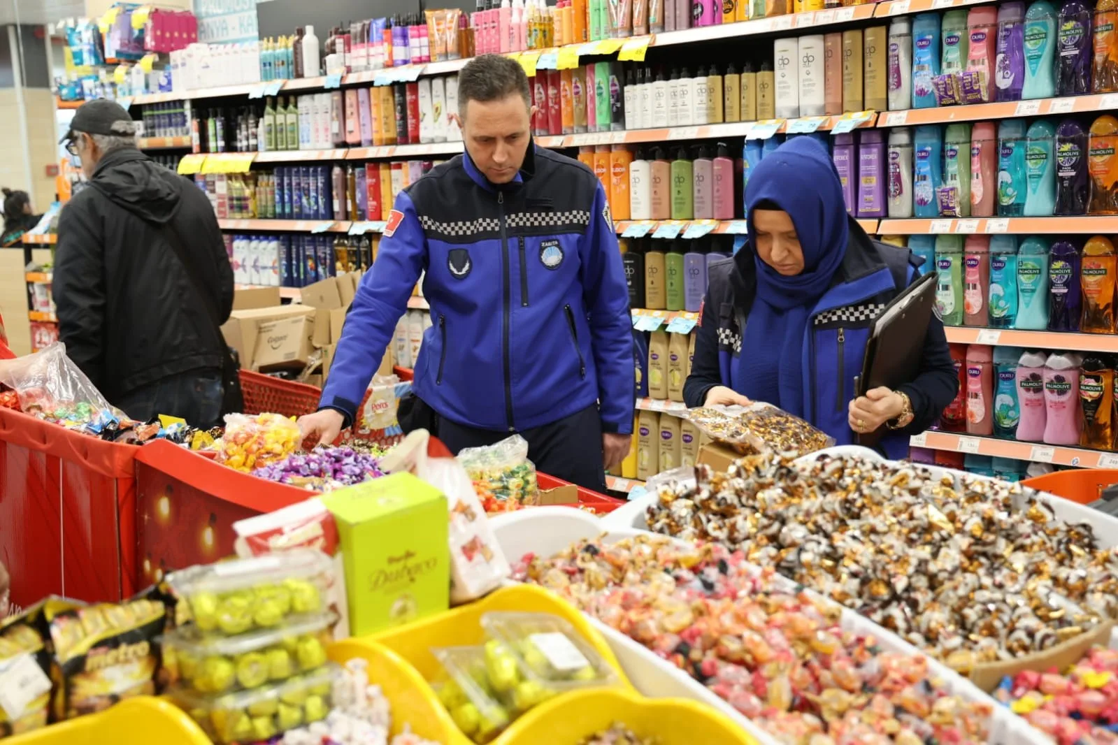 Kocaeli'de zabıta ekipleri, Ramazan Bayramı öncesinde şeker ve çikolata satan
