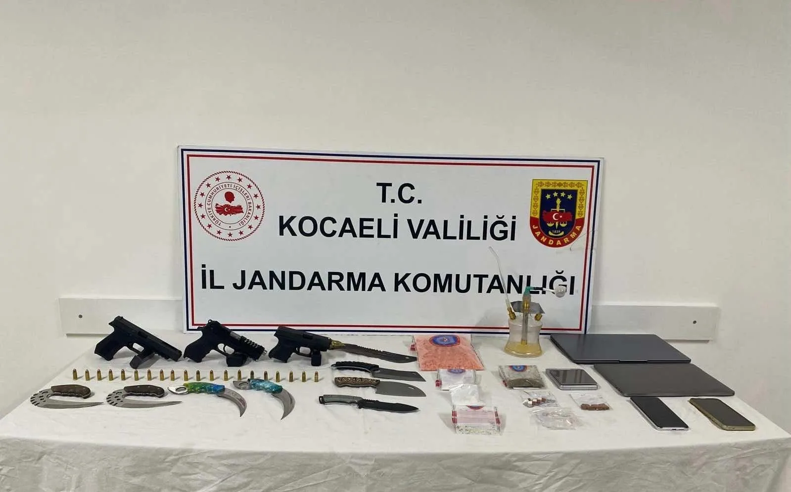Kocaeli’nin Dilovası ilçesinde jandarma ekipleri bir şüphelinin evinde yapılan aramada