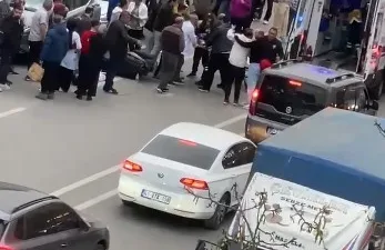 Kocaeli'nin Körfez ilçesinde park halindeki araca çarparak motosikletten düşen Hatice
