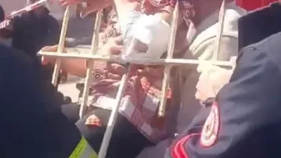 Sivas'ta 7 yaşındaki Zehranur Şalağ'ın kolu demir korkuluğa saplandı. İtfaiye