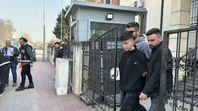 16 yaşındaki O.C.Ş., Adapazarı’nda alacak-verecek meselesi yüzünden komşusu Fatih Tunç’u
