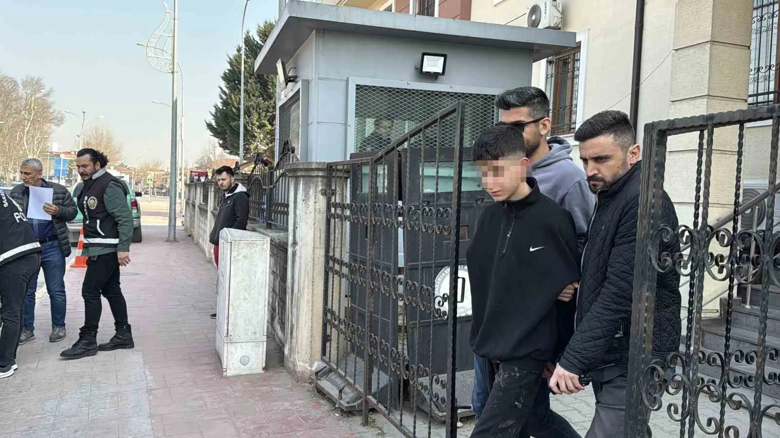 16 yaşındaki O.C.Ş., Adapazarı’nda alacak-verecek meselesi yüzünden komşusu Fatih Tunç’u