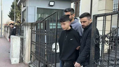 Adapazarı'nda bir çocuk cinayet sebebiyle tutuklanırken, evleri aniden alev aldı.