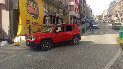 Zonguldak'ın Çaycuma ilçesinde kontrolden çıkan cip, çitlere çarptıktan sonra kayarak