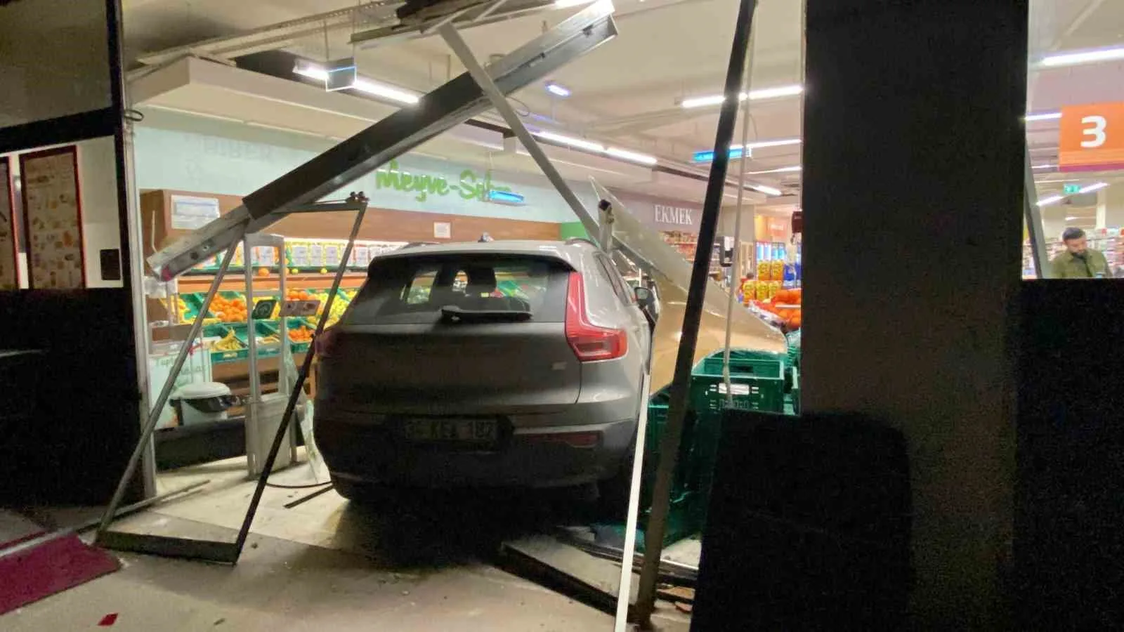 Kocaeli'nin Kartepe ilçesinde bir otomobilin marketin sebze reyonuna girmesiyle meydana