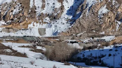 Kop Dağı Tüneli projesi 13 yıldır tamamlanamadı. Su kirliliği ve