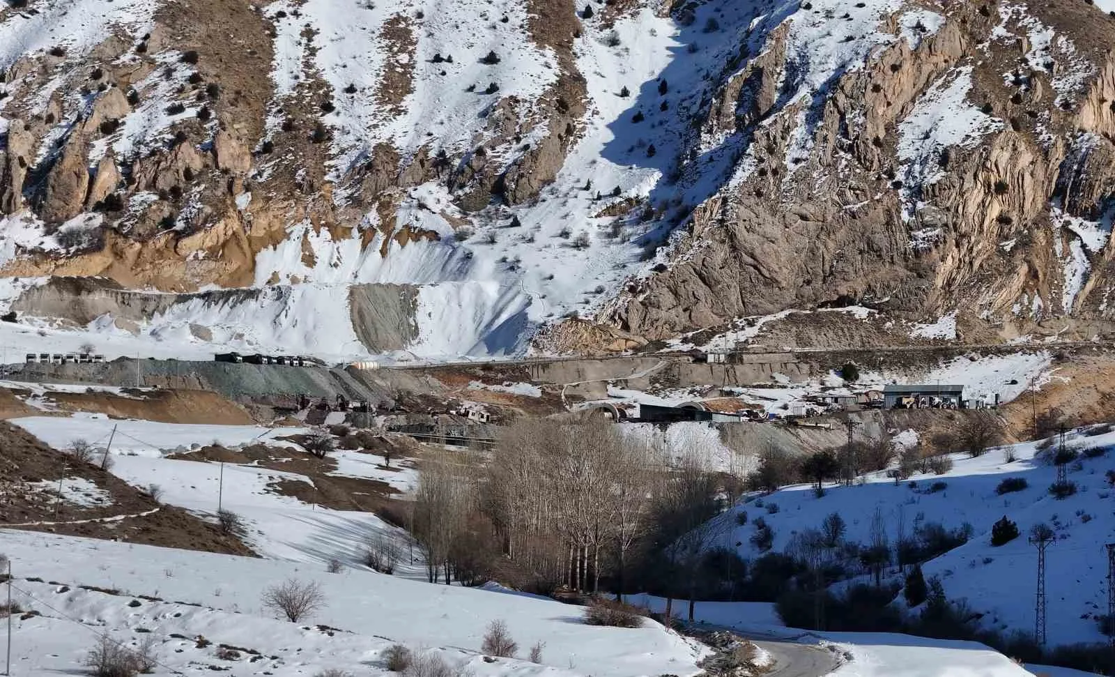 Kop Dağı Tüneli projesi 13 yıldır tamamlanamadı. Su kirliliği ve