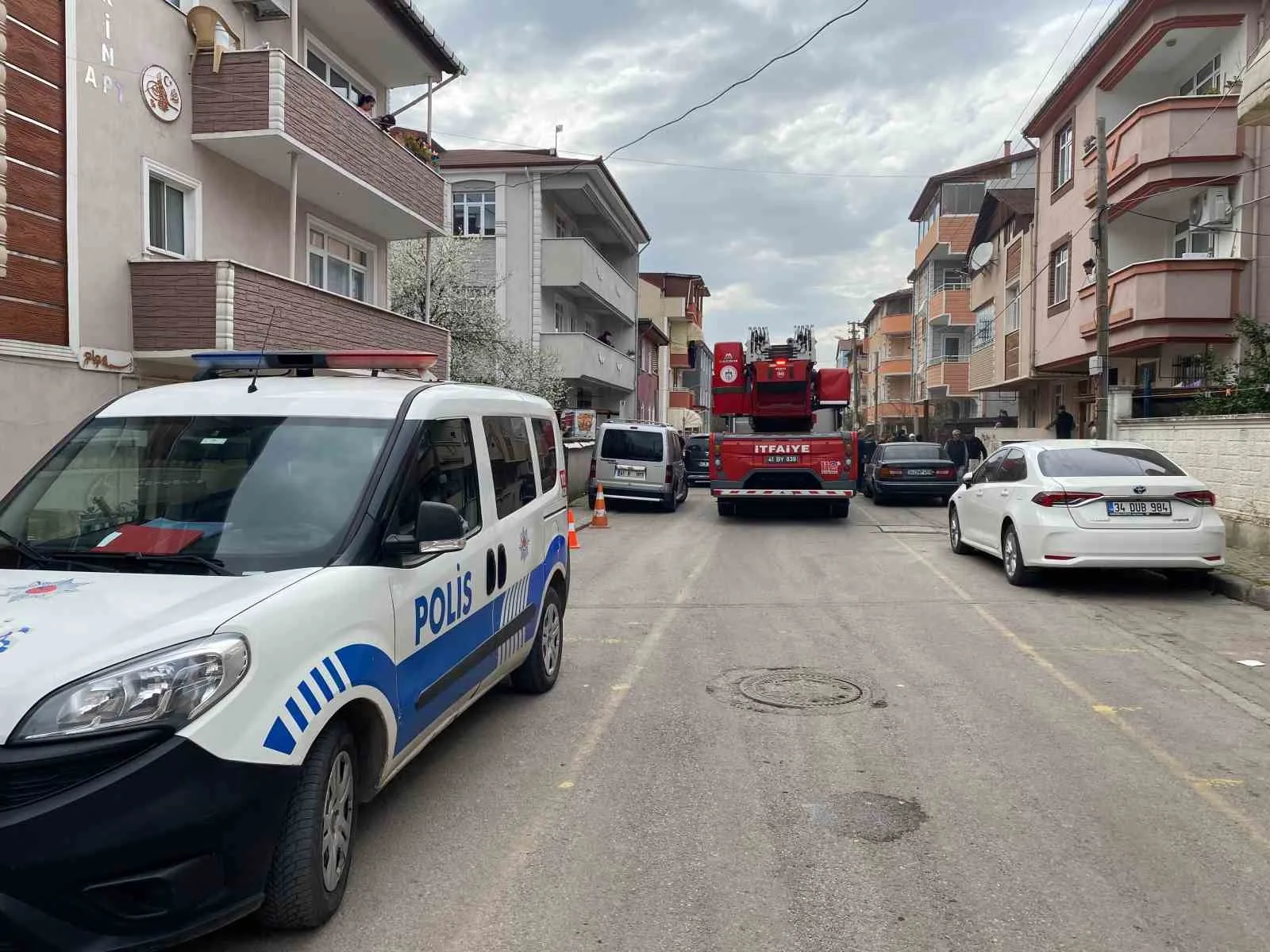 Kocaeli'nin Körfez ilçesindeki bir apartmanda çıkan yangın akvaryumun elektrik tesisatından