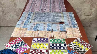 Kartepe'de ruhsatsız kumar oynatan S.U'ya adli işlem uygulanırken, oyun oynayan
