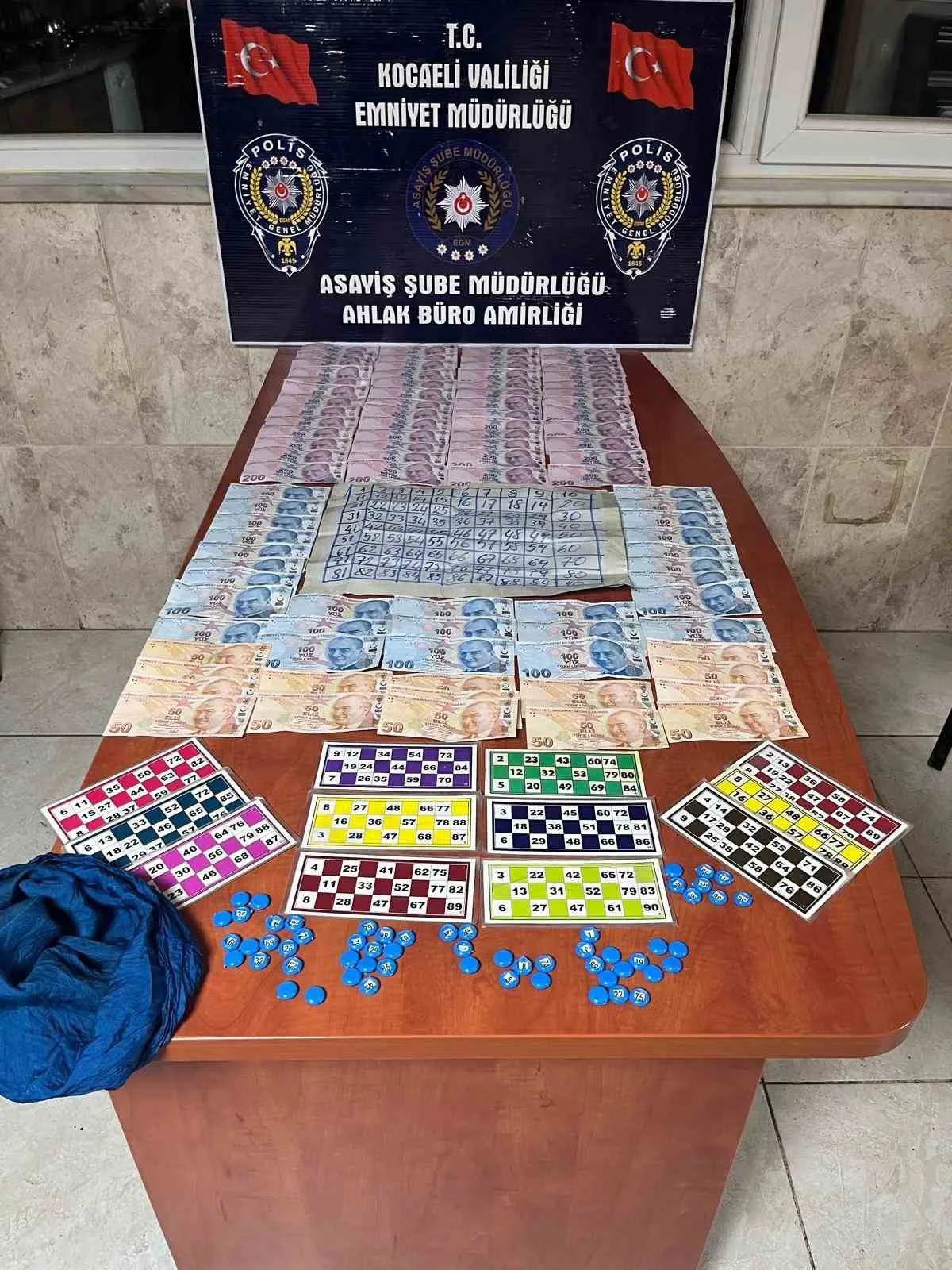 Kartepe'de ruhsatsız kumar oynatan S.U'ya adli işlem uygulanırken, oyun oynayan