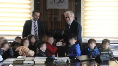 Erzurum'daki 4-6 yaş arası çocuklar, kumbaralarındaki biriktirdikleri parayı Filistin'e bağışladı.