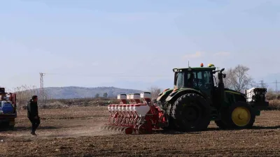 Adana'da kuraklık endişesiyle mısır ekimine yönelen çiftçiler, tohumları toprakla buluşturdu.