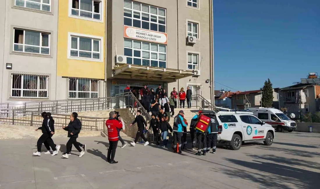 Denizli Mehmet Akif Ersoy Anadolu Lisesi'nde gerçekleştirilen deprem tatbikatında 407