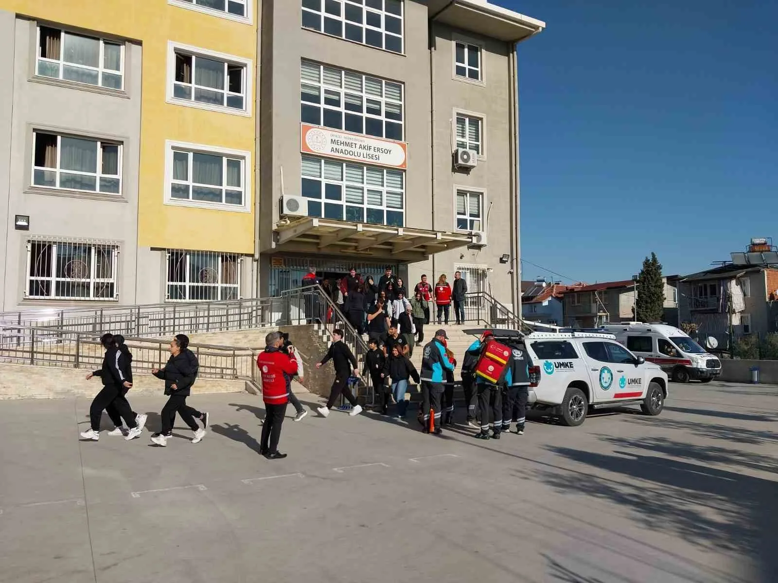 Denizli Mehmet Akif Ersoy Anadolu Lisesi'nde gerçekleştirilen deprem tatbikatında 407