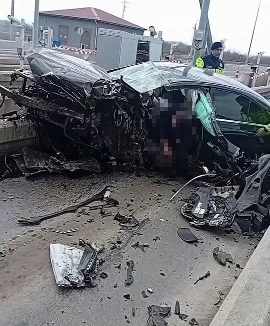 Sakarya'da lüks otomobilin kaza yapması sonucu sürücü Selman Güngör ve