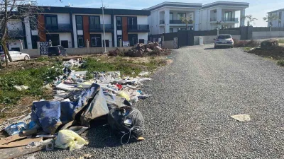 Kartepe ilçesinde hafriyat kamyonları moloz ve inşaat atıklarını lüks sitelerin