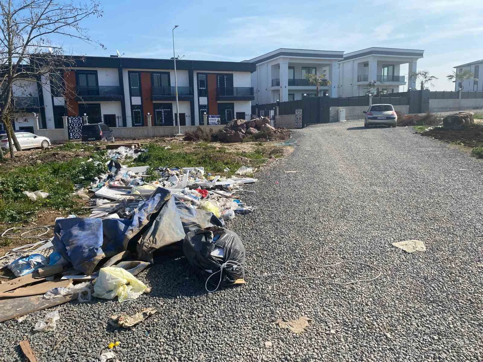 Kartepe ilçesinde hafriyat kamyonları moloz ve inşaat atıklarını lüks sitelerin