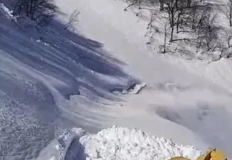 Artvin'deki Macahel Geçidi'nde 3 metreyi aşan kar kalınlığı ve çığ