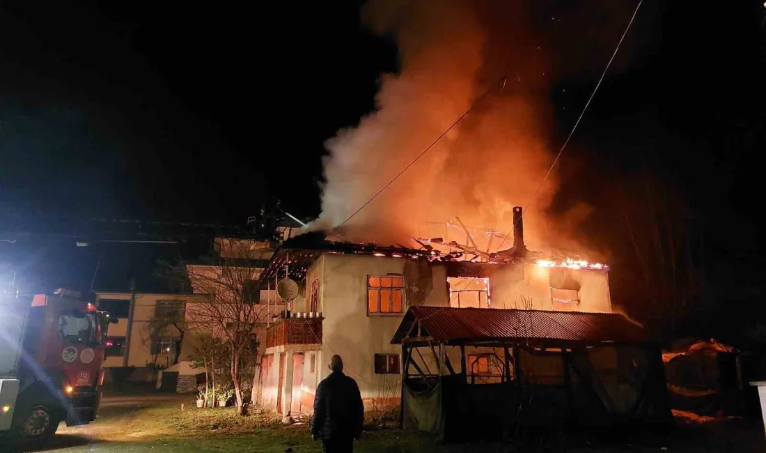 Sakarya’nın Akyazı ilçesinde A.T.’ye ait iki katlı evde çıkan şiddetli