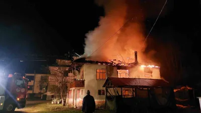 Sakarya’nın Akyazı ilçesinde A.T.’ye ait iki katlı evde çıkan şiddetli