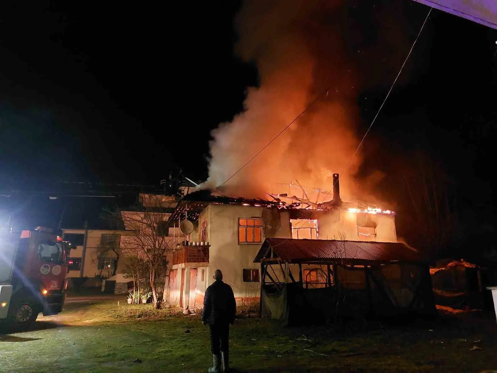 Sakarya’nın Akyazı ilçesinde A.T.’ye ait iki katlı evde çıkan şiddetli