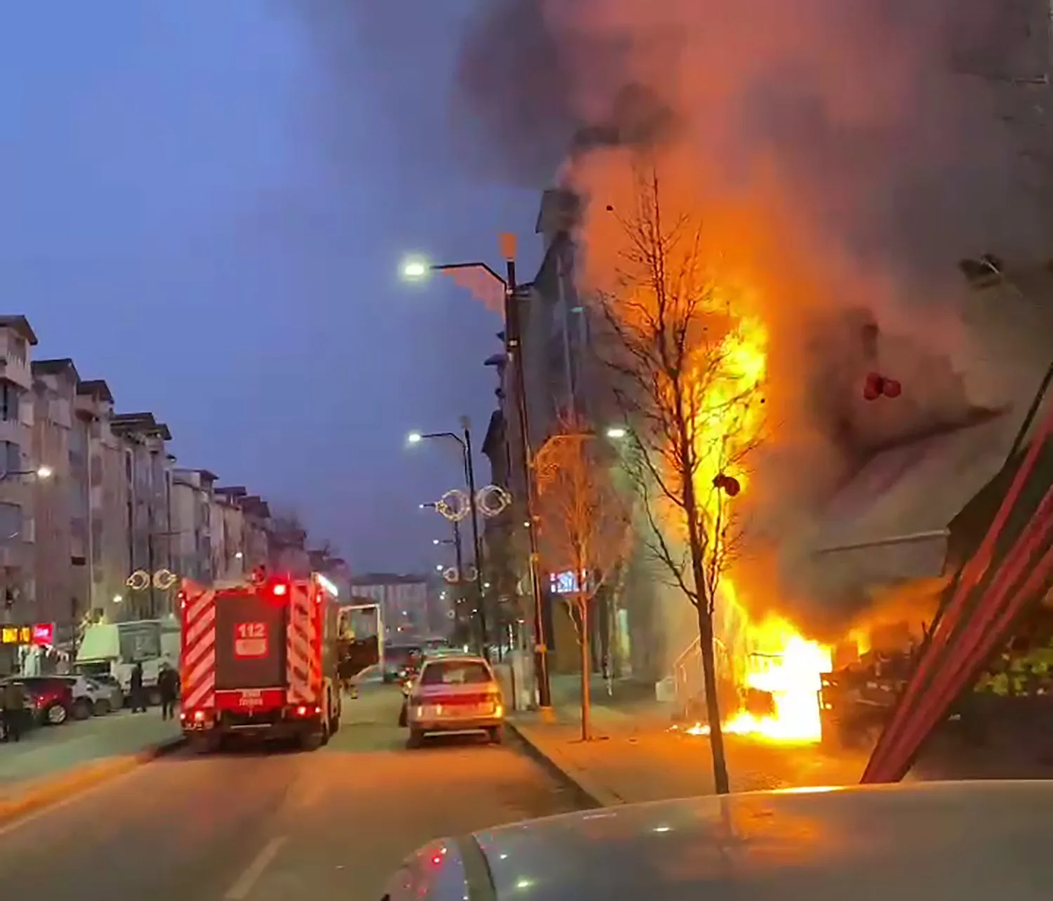 Sivas'ta bir markette çıkan yangın, iftar vaktinde paniğe sebep oldu.