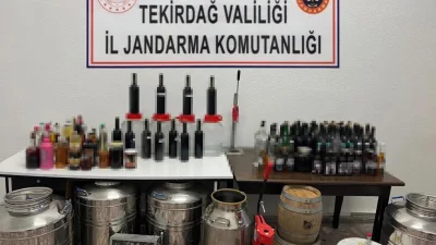 Tekirdağ'da Marmaraereğlisi'nde bir evde kaçak içki ve üretim malzemeleri bulundu.
