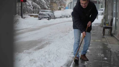 Bayburt'ta yazdan kalma güneşli günlerin ardından başlayan kar yağışı, kenti