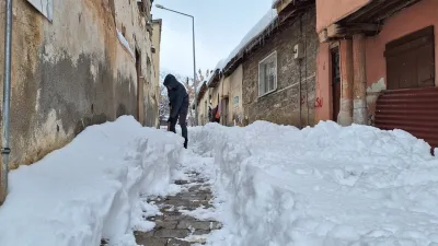 Erzincan’da yaz havasından kar yağışına sürpriz dönüş! Vatandaşlar karlarla mücadele