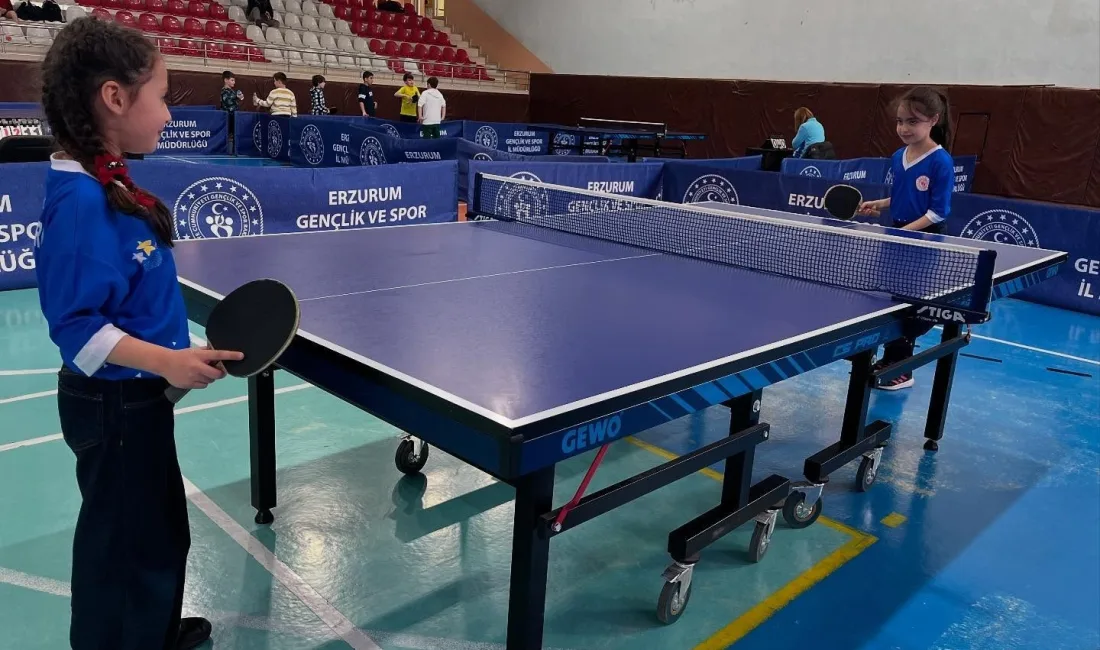 Erzurum'da düzenlenen masa tenisi turnuvasında gençlerin kurtuluş anısına yarıştığı görüldü.