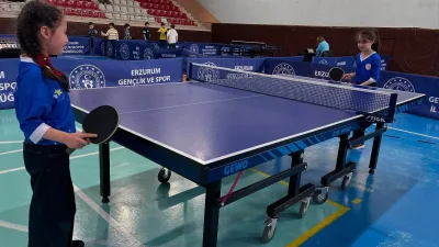 Erzurum'da düzenlenen masa tenisi turnuvasında gençlerin kurtuluş anısına yarıştığı görüldü.
