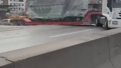 Kocaeli'de tır dorsesi askıda kalarak ana yolu kapattı, uzun araç