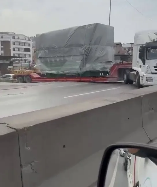 Kocaeli'de tır dorsesi askıda kalarak ana yolu kapattı, uzun araç