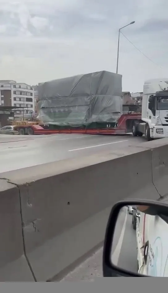 Kocaeli'de tır dorsesi askıda kalarak ana yolu kapattı, uzun araç