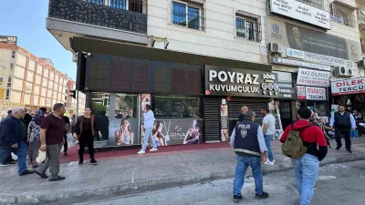 Mersin'de bir kuyumcu müşterilerini dolandırdığı iddialarıyla gündeme geldi. Kuyumcu kayıp