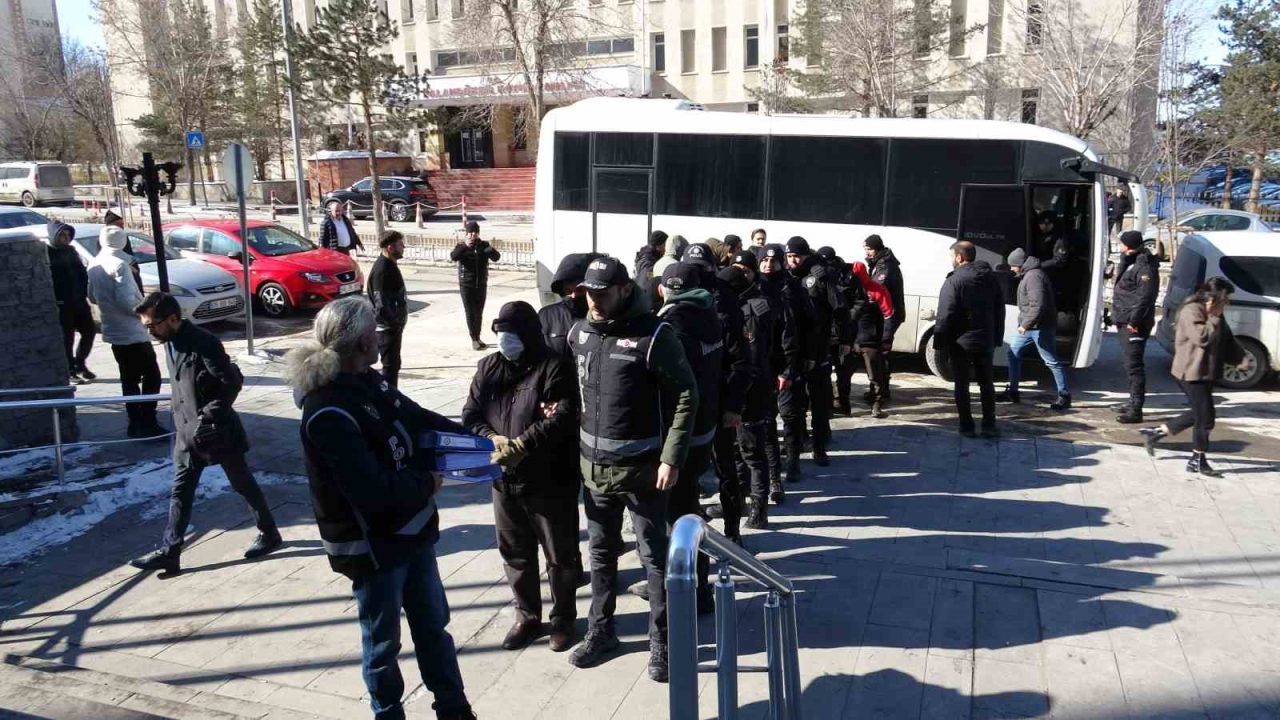 Erzurum'da düzenlenen operasyonda, Milli Eğitim Bakanlığı projelerinde usulsüz kayıt yaparak