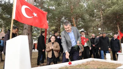 Milli Eğitim Bakanı Yusuf Tekin, Erzurum'daki şehitliği ziyaret ederek kırmızı