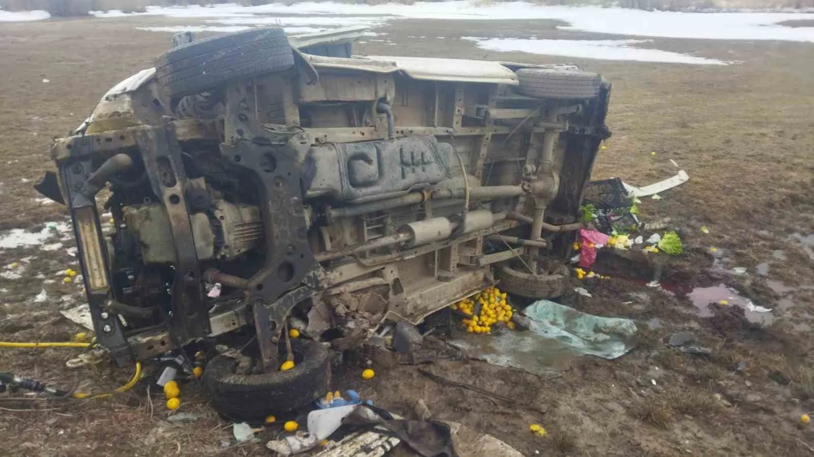 Erzurum'da Karagöbek mahallesinde yaşanan trafik kazasında minibüs şarampole devrildi, 2