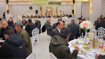 Bayburt'ta düzenlenen iftar programında Vali Mustafa Eldivan, muhtarlarla bir araya