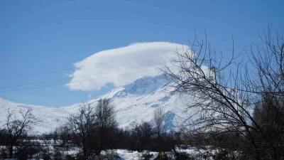 Erzincan ile Tunceli arasında yer alan Munzur Dağı'nın zirvesindeki mercek
