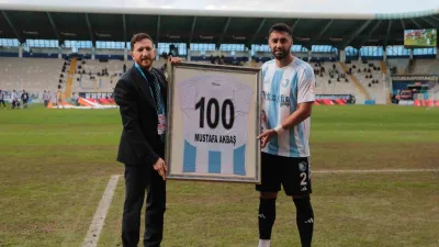 Erzurumspor FK'nın kaptanı Mustafa Akbaş, 100. maçına çıktı. Kulüp başkanı