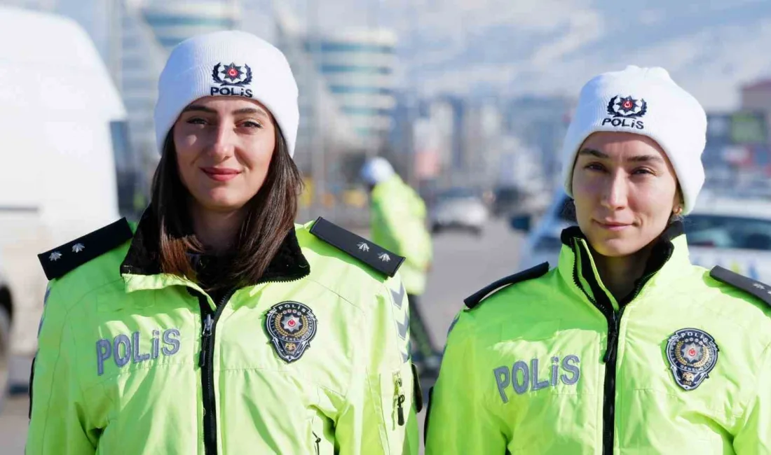 Erzurum'da trafik kontrolünde başarılı olan Komiser İlay Şamlı ve Komiser