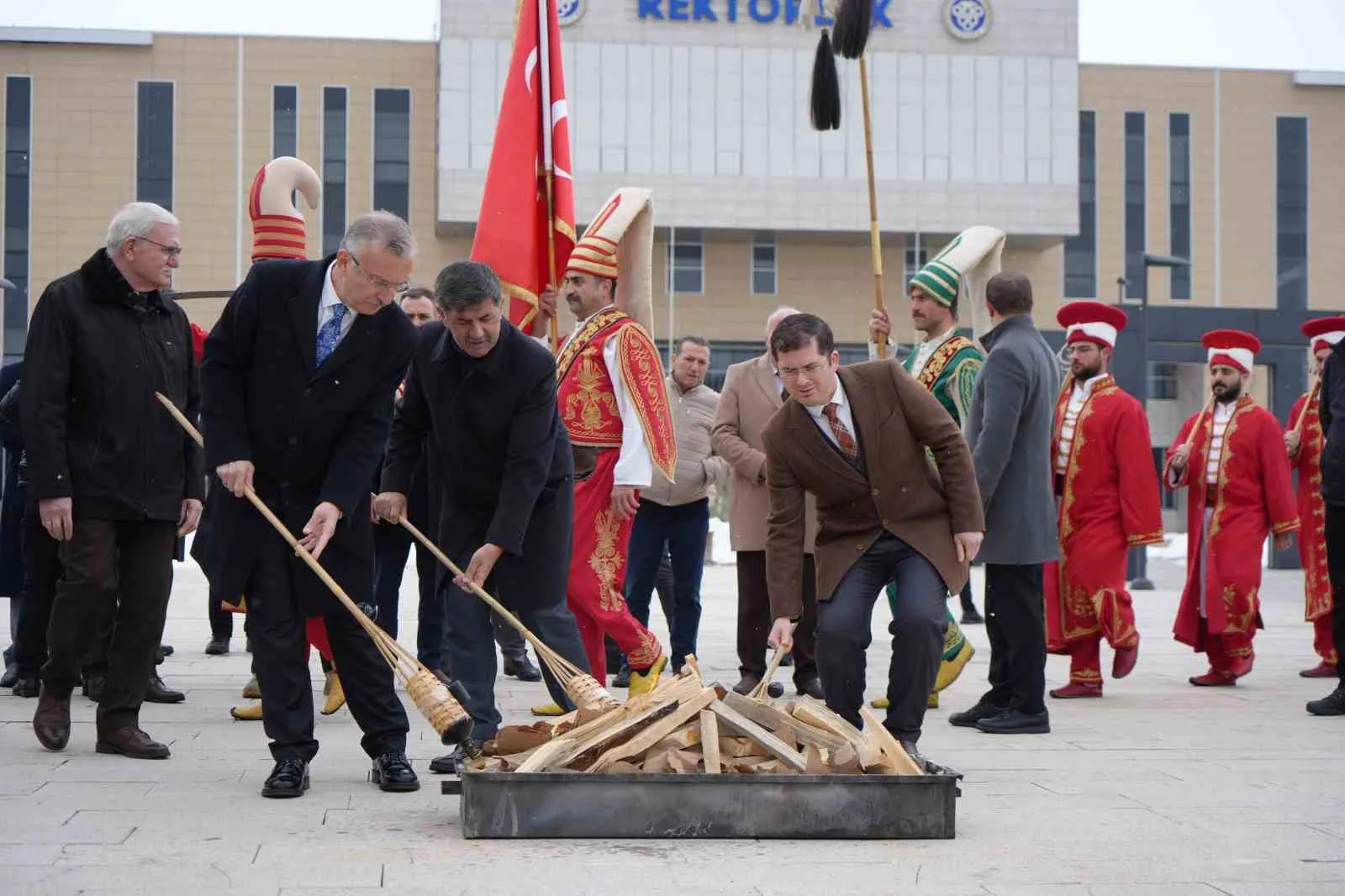 Erzincan'da kar yağışı ve soğuk hava etkili oldu. Üniversitede Nevruz