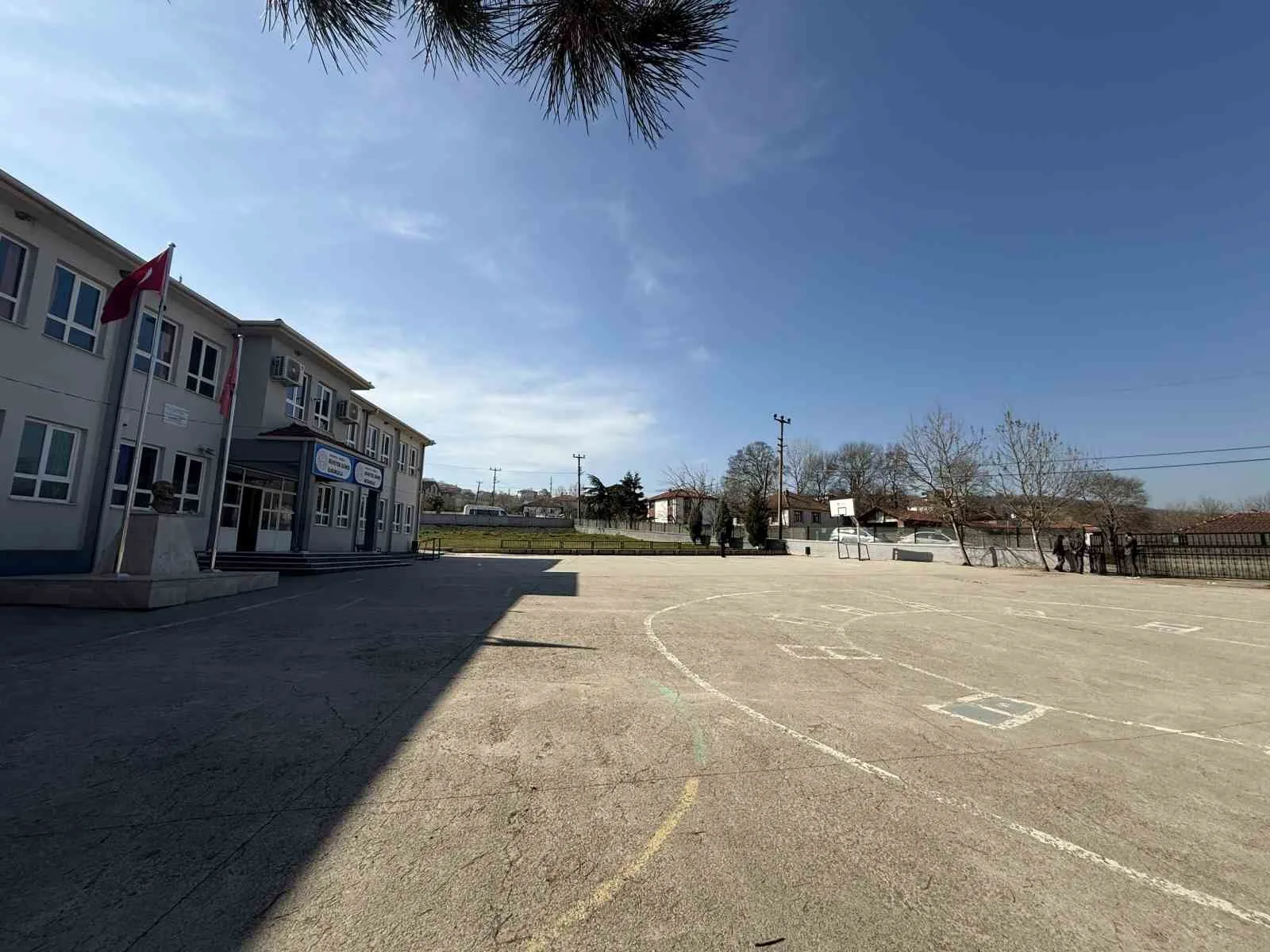 Sakarya’nın Ferizli ilçesinde bipolar bozukluk hastası M.H., okul müdürünü bıçaklayarak